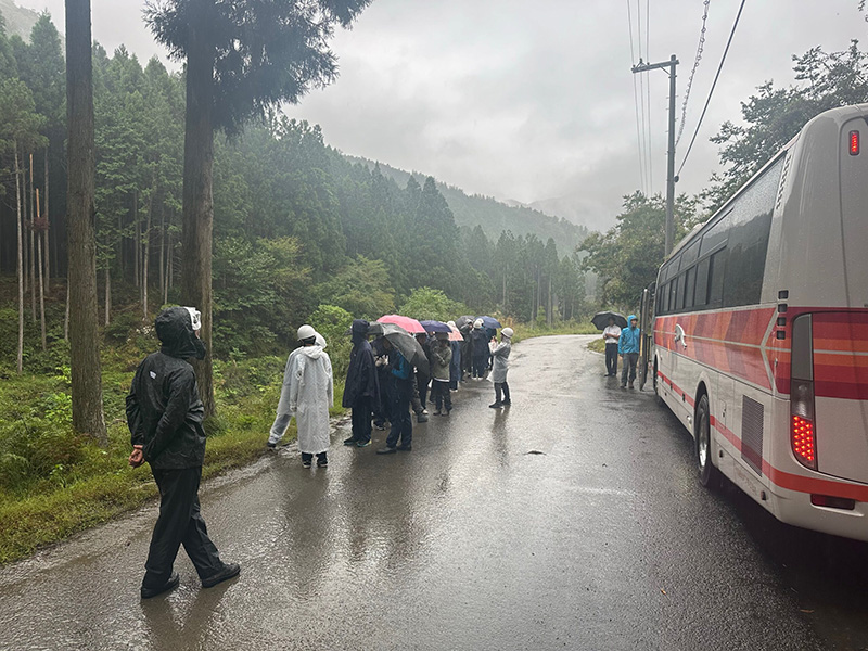 林業の現場へ到着ここから少し林道を歩きます。