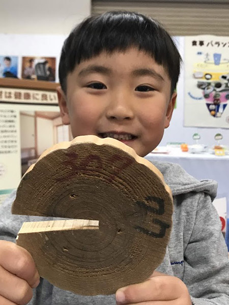 伐った木で遊べる
