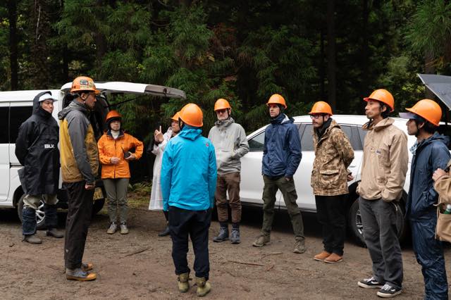 東京都から訪れた修学旅行生の森林ガイド