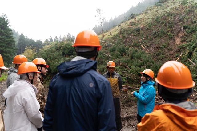東京都から訪れた修学旅行生の森林ガイド