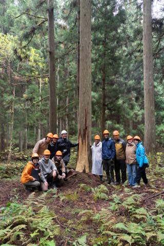 東京都から訪れた修学旅行生の森林ガイド