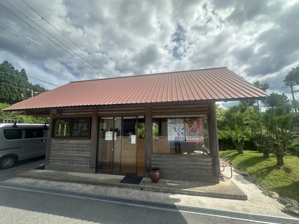 事務所の窓にも大会ポスターを掲示